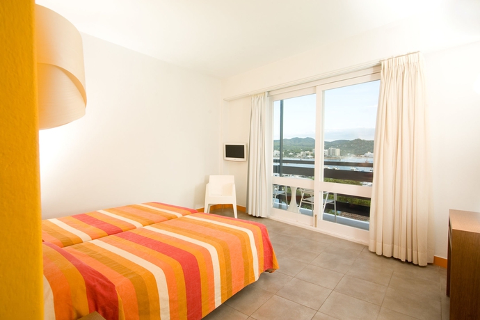 Imagen de la habitación del Hotel Es Mitjorn. Foto 6