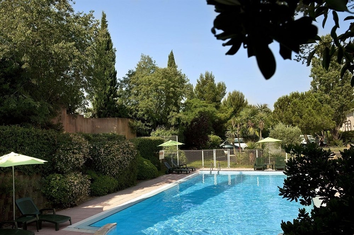 Imagen de la piscina del Hotel Escale Oceania Aix-en-provence. Foto 9