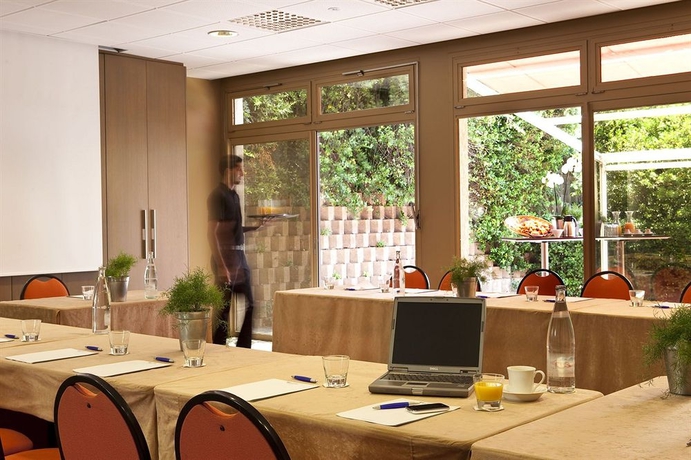 Imagen de los interiores del Hotel Escale Oceania Aix-en-provence. Foto 8