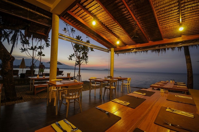 Imagen del bar/restaurante del Hotel Escape Beach Resort. Foto 1