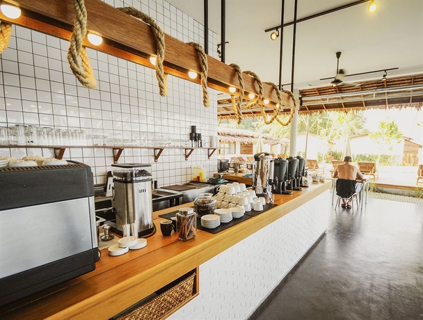 Imagen del bar/restaurante del Hotel Escape Beach Resort. Foto 3