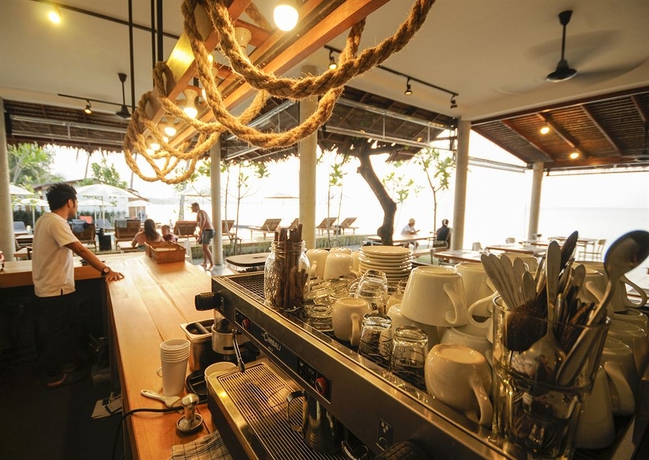 Imagen del bar/restaurante del Hotel Escape Beach Resort. Foto 4