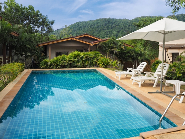 Imagen de la piscina del Hotel Escape-cabins. Foto 16