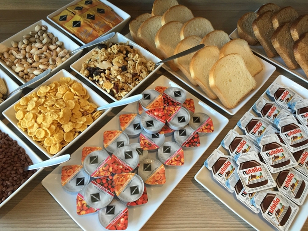 Imagen del bar/restaurante del Hotel Esco. Foto 3