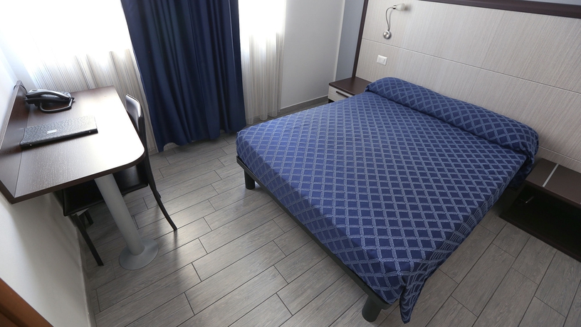 Imagen de la habitación del Hotel Esco. Foto 7