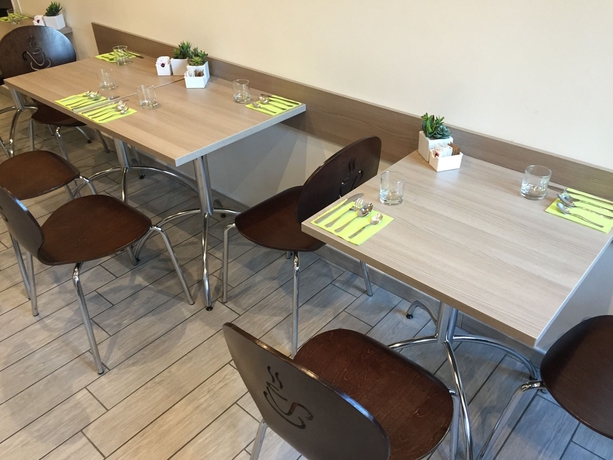 Imagen del bar/restaurante del Hotel Esco. Foto 5