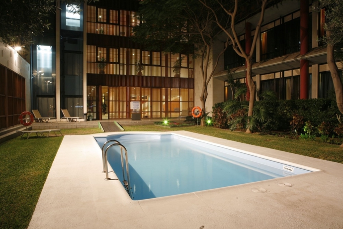 Imagen de la piscina del Hotel Escuela Santa Cruz. Foto 15