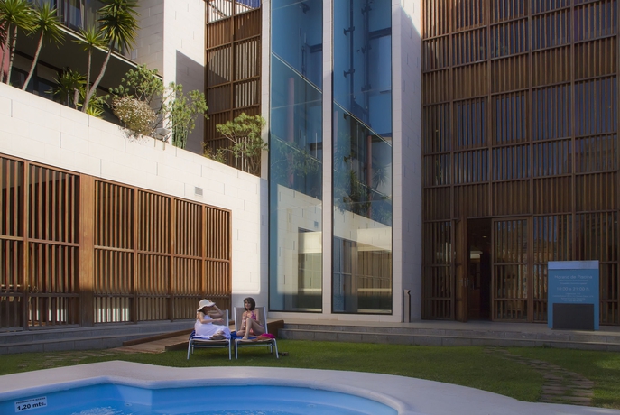 Imagen de la piscina del Hotel Escuela Santa Cruz. Foto 16