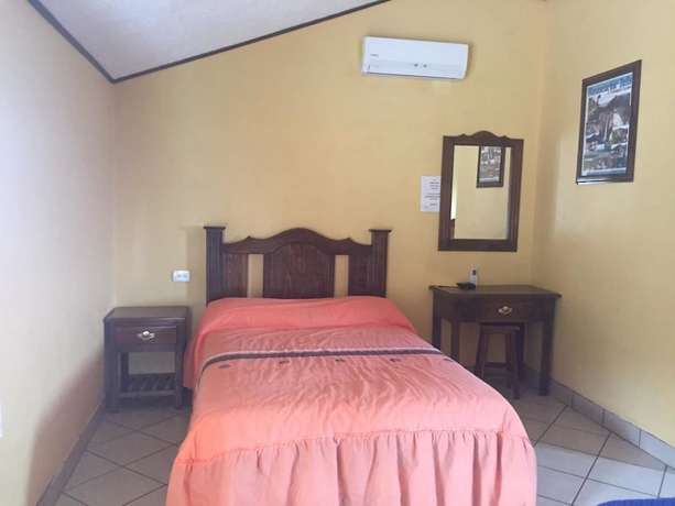 Imagen de la habitación del Hotel Esmeralda Barrancas. Foto 11