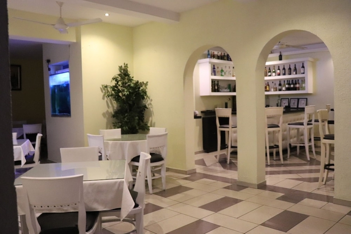 Imagen del bar/restaurante del Hotel Esmeralda Guest House. Foto 2