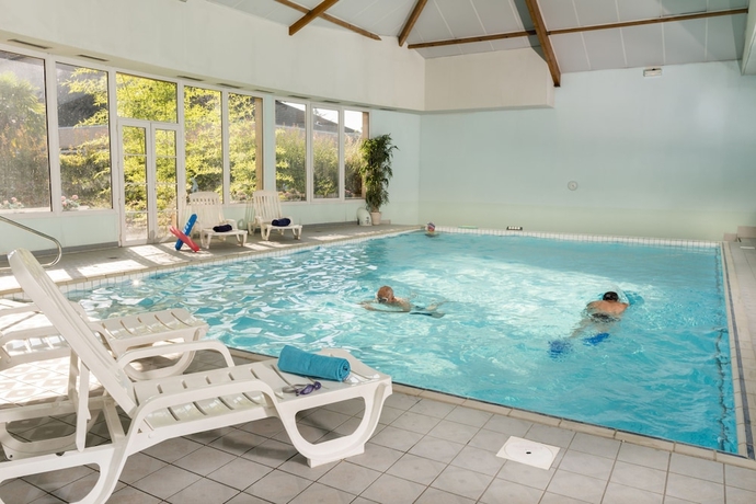 Imagen de la piscina del Hotel Espace L&eacute;onard De Vinci, Lisses. Foto 12