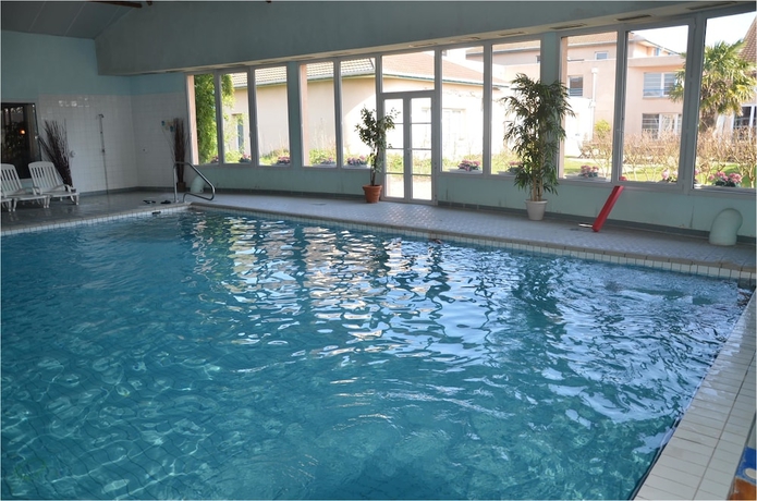 Imagen de la piscina del Hotel Espace L&eacute;onard De Vinci, Lisses. Foto 13