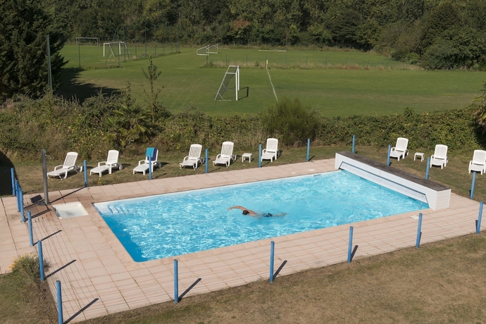 Imagen de la piscina del Hotel Espace L&eacute;onard De Vinci, Lisses. Foto 15
