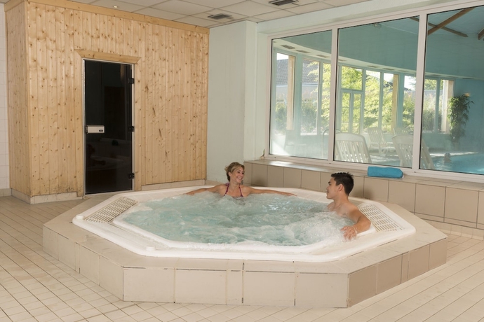 Imagen de la piscina del Hotel Espace L&eacute;onard De Vinci, Lisses. Foto 16