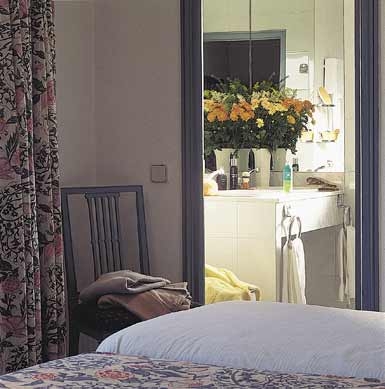 Imagen de la habitación del Hotel Espahotel Suites Jerónimos. Foto 4