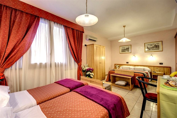 Imagen de la habitación del Hotel España, Roma. Foto 7