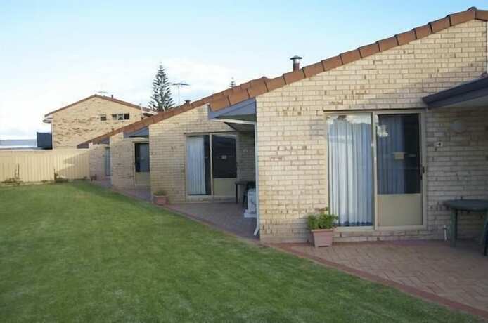 Imagen general del Hotel Esperance Beachfront Resort. Foto 5