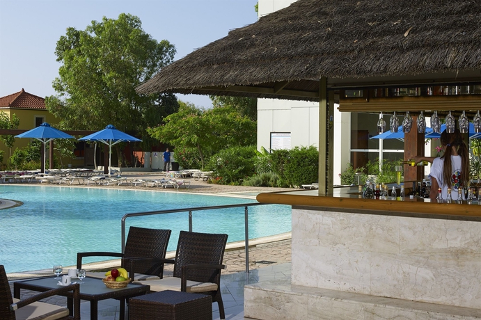 Imagen de la piscina del Hotel Esperides Beach Resort, Kallithea Rodas. Foto 14