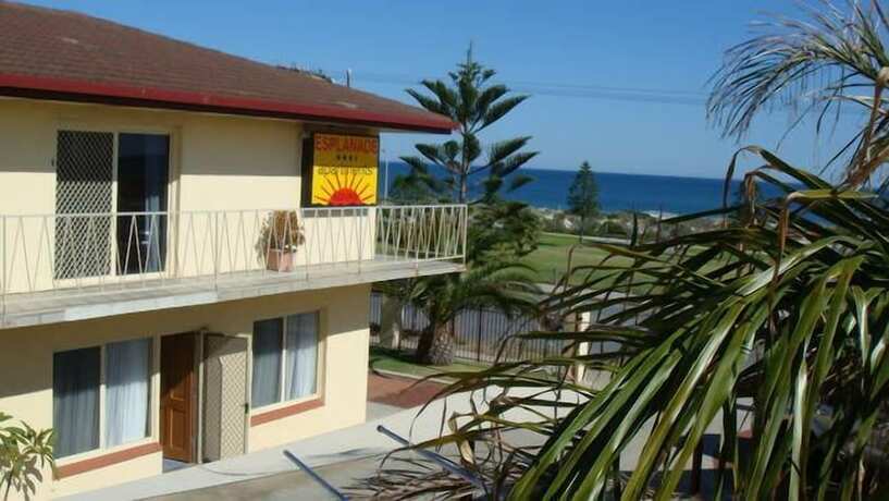 Imagen de los exteriores del Hotel Esplanade Apartments At West Beach. Foto 25