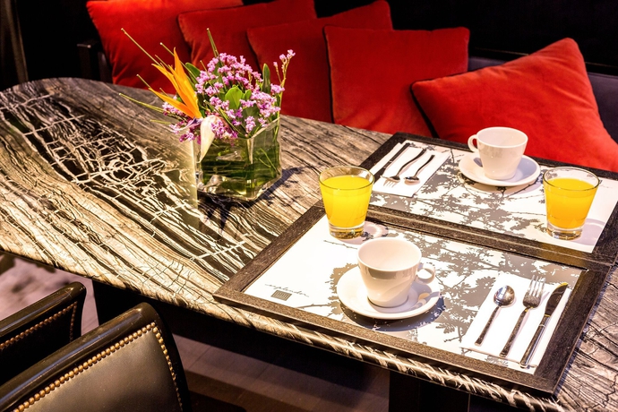 Imagen del bar/restaurante del Hotel Esplendor By Wyndham Buenos Aires Plaza Francia. Foto 3