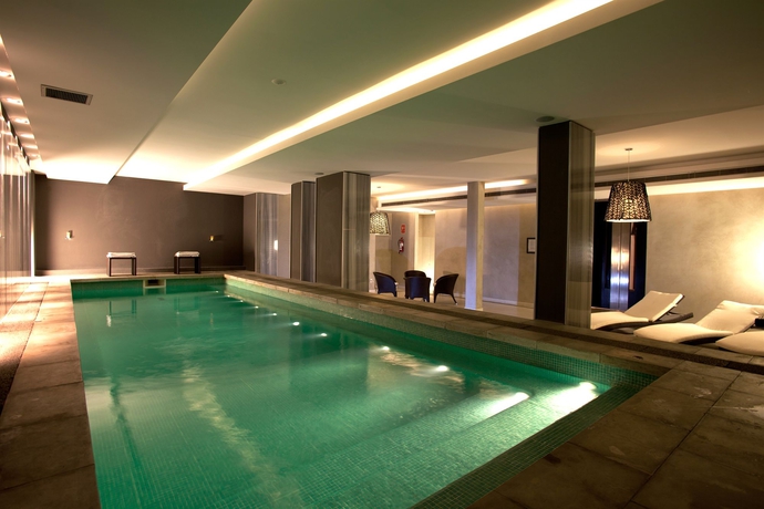 Imagen de la piscina del Hotel Esplendor By Wyndham Montevideo Cervantes. Foto 15