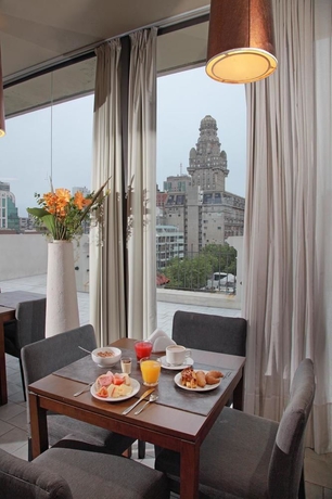 Imagen del bar/restaurante del Hotel Esplendor By Wyndham Montevideo Cervantes. Foto 3