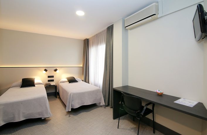 Imagen de la habitación del Hotel Esplugues. Foto 9