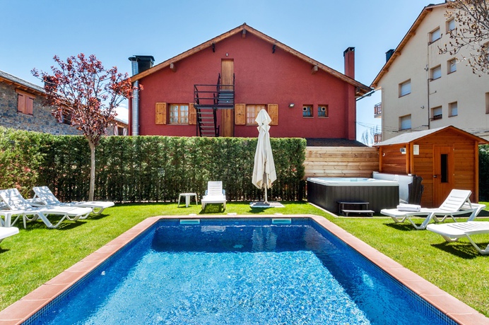 Imagen de la piscina del Hotel Esquirol. Foto 11