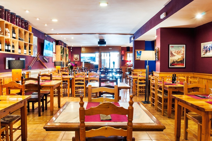 Imagen del bar/restaurante del Hotel Esquirol. Foto 2