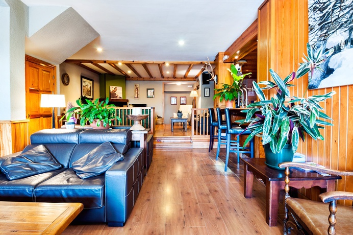 Imagen de los interiores del Hotel Esquirol. Foto 10
