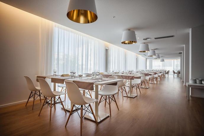 Imagen del bar/restaurante del Hotel Essence Inn Marianos. Foto 3