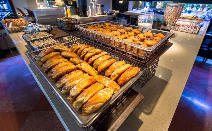 Imagen del bar/restaurante del Hotel Essex House By Clevelander. Foto 6