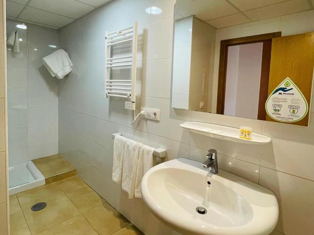 Imagen de la habitación del Hotel Estación de Montaña Manzaneda. Foto 2