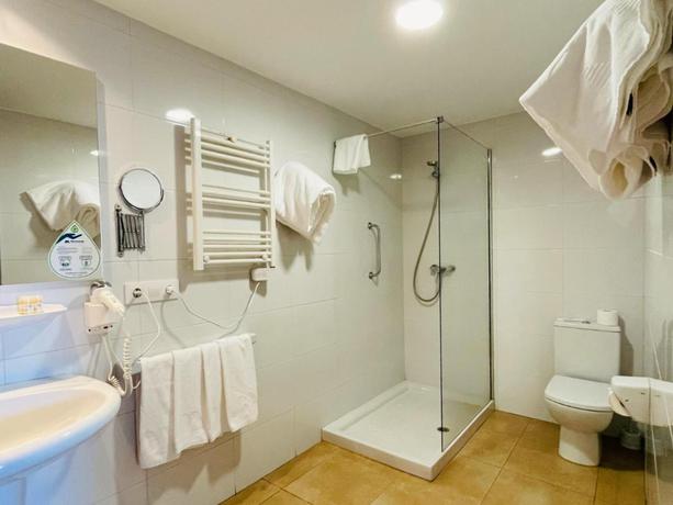 Imagen de la habitación del Hotel Estación de Montaña Manzaneda. Foto 7