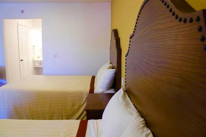 Imagen de la habitación del Hotel Estancia Inn. Foto 15