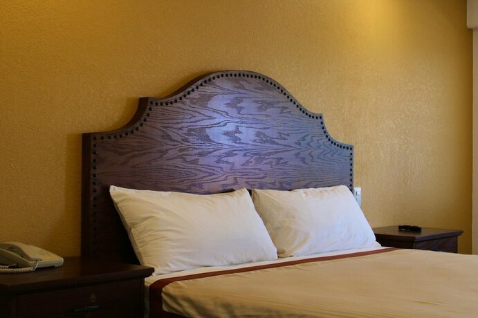 Imagen de la habitación del Hotel Estancia Inn. Foto 16