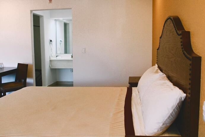 Imagen de la habitación del Hotel Estancia Inn. Foto 19