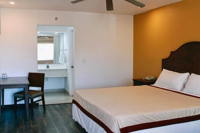 Imagen de la habitación del Hotel Estancia Inn. Foto 20