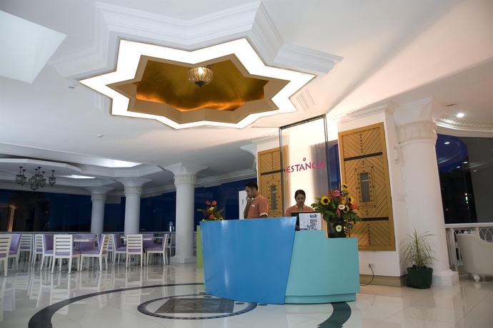 Imagen de los interiores del Hotel Estancia Resort. Foto 12
