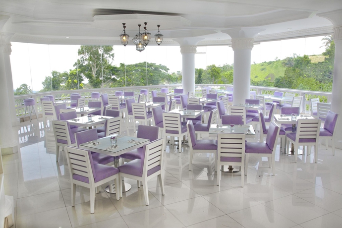Imagen del bar/restaurante del Hotel Estancia Resort. Foto 4