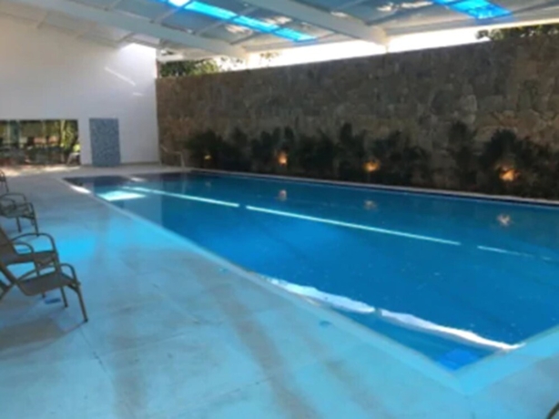Imagen de la piscina del Hotel Estancia Santa Monica. Foto 18