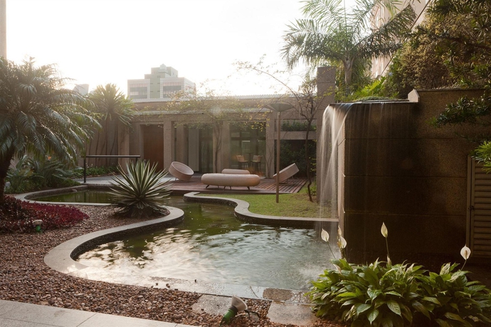 Imagen de la piscina del Hotel Estanplaza International. Foto 6