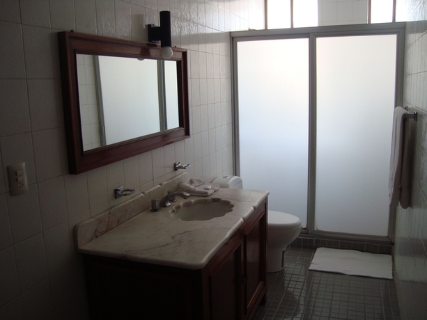 Imagen de la habitación del Hotel Estanza and Suites. Foto 7