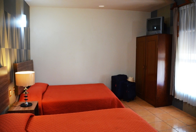 Imagen de la habitación del Hotel Estefania. Foto 14