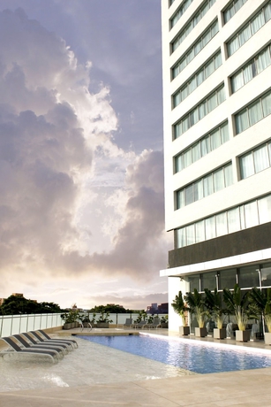 Imagen de la piscina del Hotel Estelar En Alto Prado. Foto 19