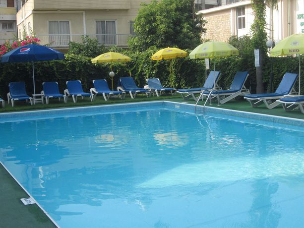 Imagen de la piscina del Hotel Estella. Foto 17