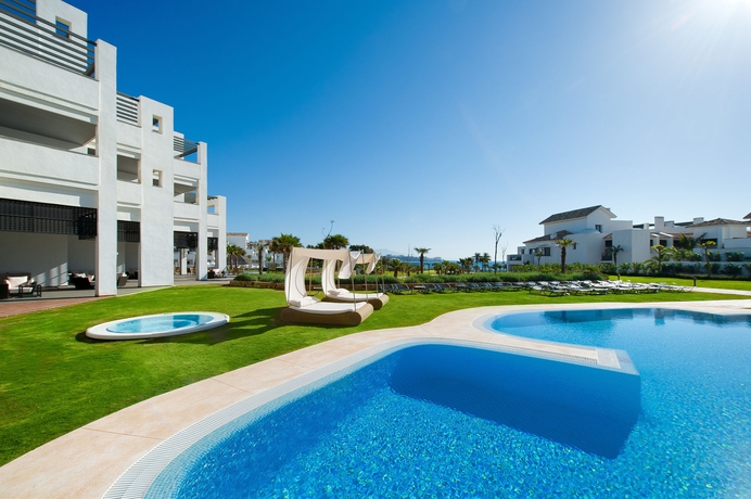 Imagen de la piscina del Hotel Estepona and Spa Resort. Foto 11