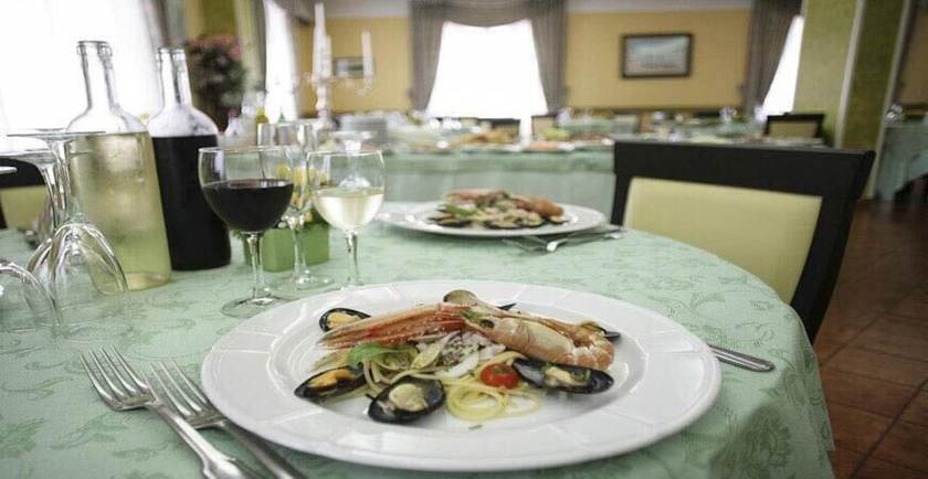 Imagen del bar/restaurante del Hotel Ester Safer. Foto 3