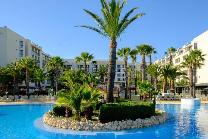 Imagen de la piscina del Hotel Estival Islantilla. Foto 9