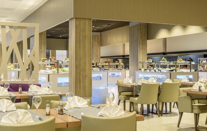 Imagen del bar/restaurante del Hotel Estival Park Resort. Foto 3